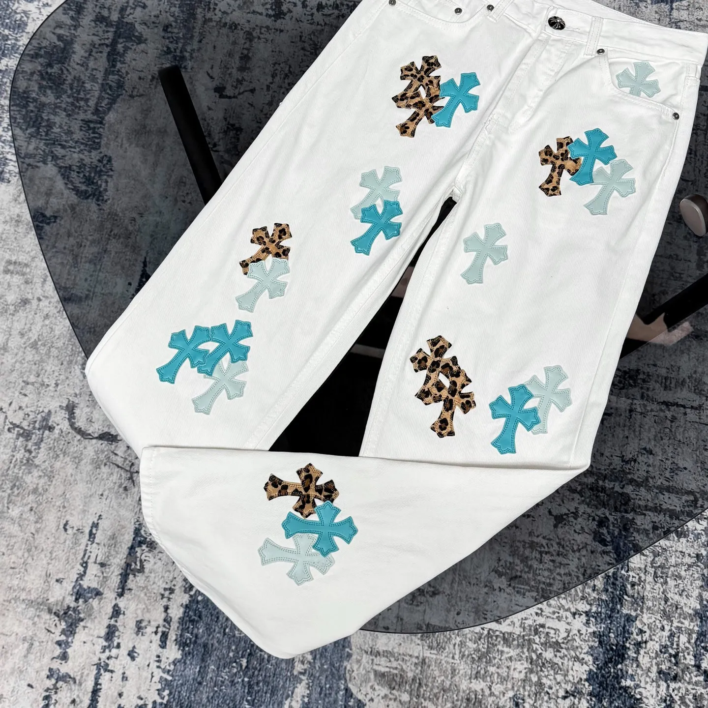 P250 Chrome Hearts 25SS white pants with three-color leopard print blue leather jeans. Chrome Hearts’ pants with the most popular colors are made of beaded canvas fabric. Heavy washing makes the upper body of the fabric more textured and the pants are tall and straight! The three-dimensional cutting of the whole trousers is a masterpiece! The hardware is customized by zp. The beaded canvas fabric is thick and soft after being washed. It has good breathability. Customized small leather label. Unique design. The details are simple and elegant, and the workmanship is exquisite. The whole trousers are neatly routed and the details are in place! It’s so cool that both men and women can easily control the genderless trend! Size: 28/30/32/34 Waist: 73/78/83/88 Sitting: 99/104/109/114 Pants length: 102/104/106/108